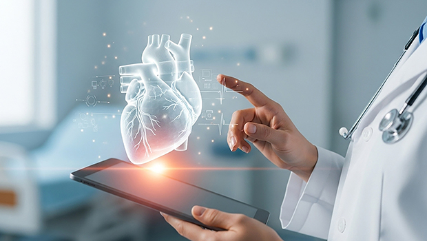Eine &Auml;rztin zeigt auf eine schimmernd wei&szlig;e Grafik eines Herzen und h&auml;lt dabei ein Tablet vor sich.