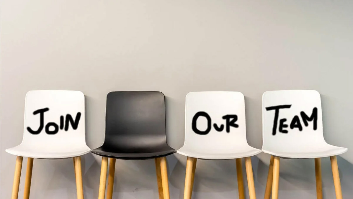St&uuml;hle auf denen mit Farbe geschrieben wurde "Join Our Team".